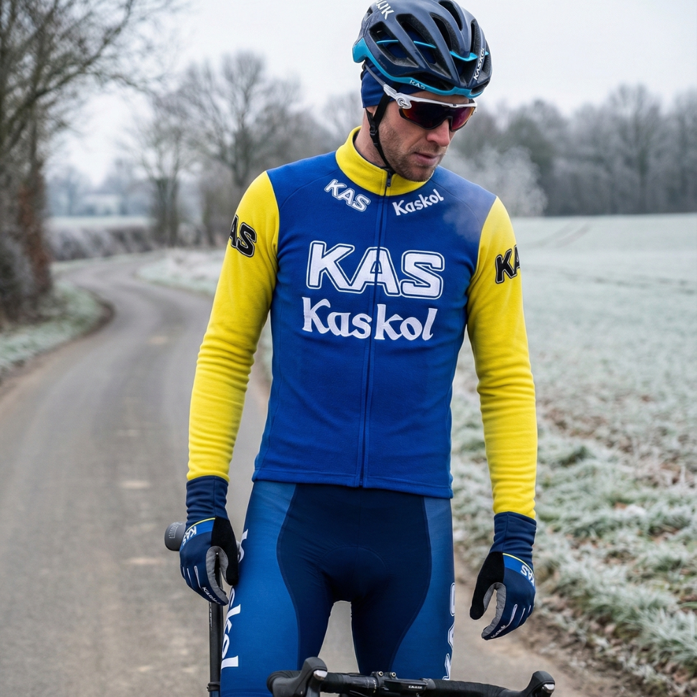 Vintage KAS KAKOL Wintershirt op een fietser