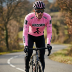 Maillot Hiver Vintage ONCE ROSE sur un cycliste