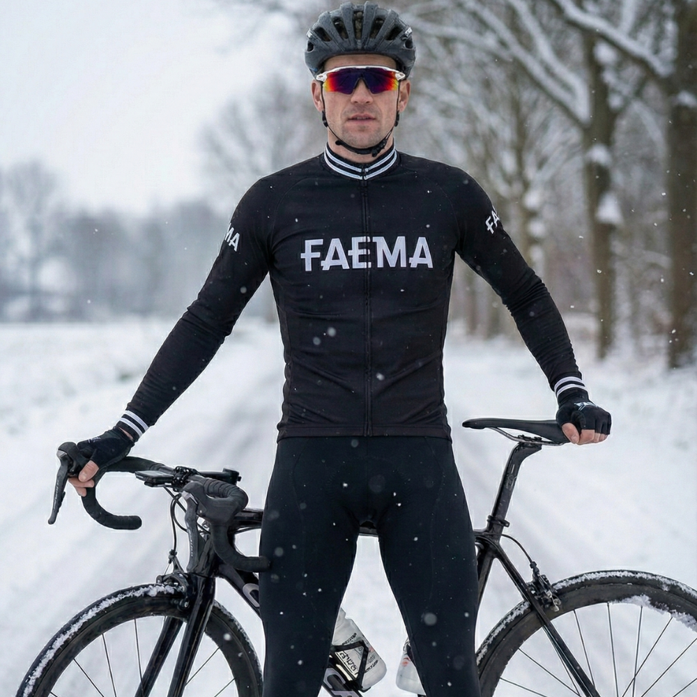Winterradtrikot Vintage FAEMA NOIRE auf einem Radfahrer