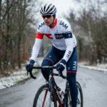 Maillot Hiver Vintage IAM BLANC sur un cycliste