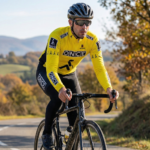 Maillot Hiver Vintage ONCE JAUNE sur un cycliste