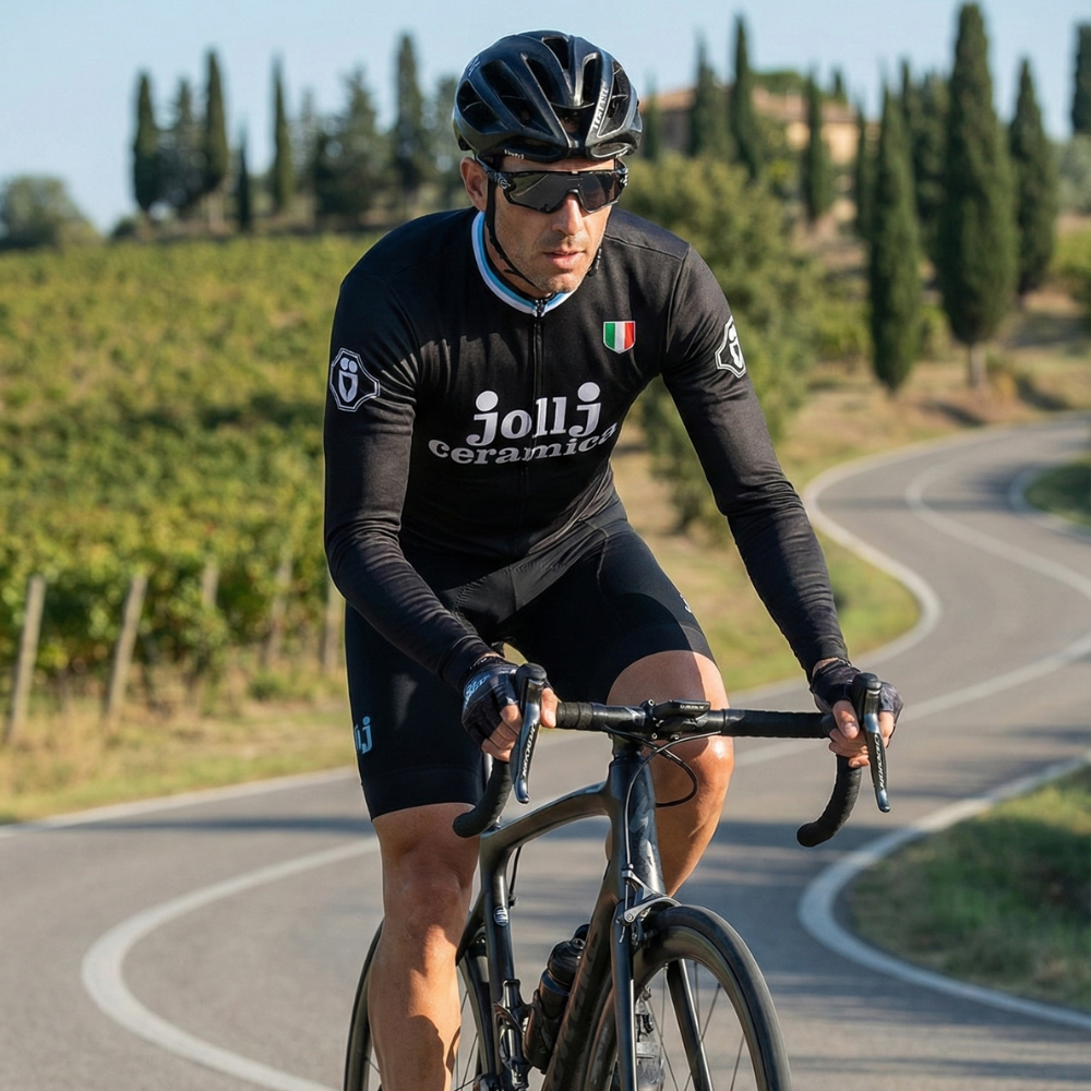 Maillot de cyclisme d'été vintage JollJ Ceramica sur un cycliste