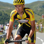 Maillot Vintage MERCATONE UNO JauneNoir sur un cycliste