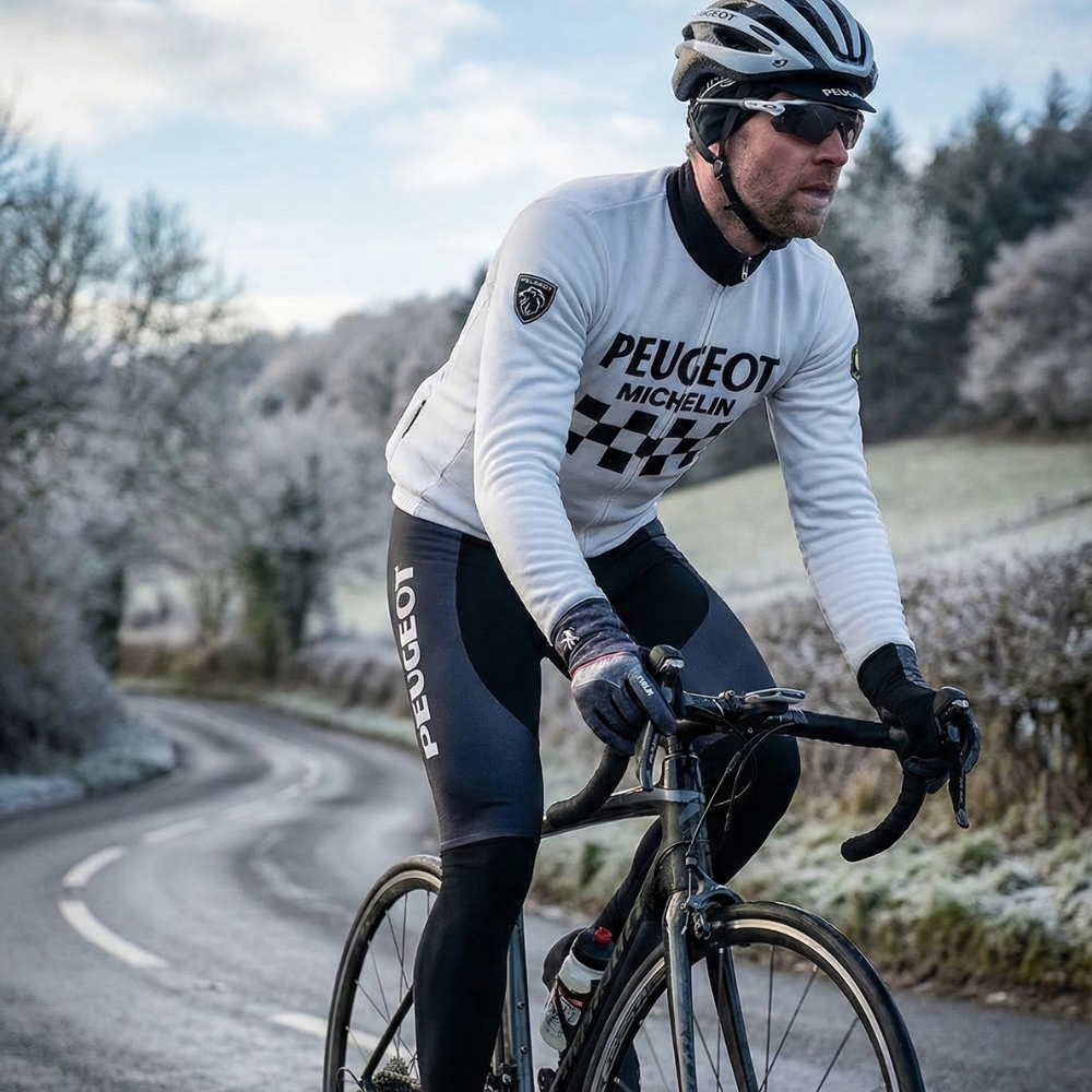 Tenue Hiver Vintage PEUGEOT Blanc sur un cycliste
