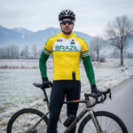 Maillot Hiver EQUIPE NATIONALE DU BRESIL JAUNE sur un cycliste