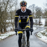 Maillot Hiver Vintage RENAULT NOIR LA VUELTA sur un cycliste
